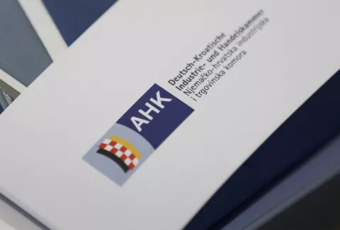 Zagreb, 06.05.2025 - Njemačko-hrvatska industrijska i trgovinska komora održala je konferenciju za medije na kojoj su službeno predstavljeni rezultati dvadesetog gospodarskog istraživanja među članovima Komore. Na slici logo, ploča, tabla, ilustracija Njemačko-hrvatska industrijska i trgovinska komora (AHK).foto HINA/ Damir SENČAR/ ds