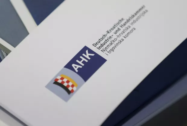 Zagreb, 06.05.2025 - Njemačko-hrvatska industrijska i trgovinska komora održala je konferenciju za medije na kojoj su službeno predstavljeni rezultati dvadesetog gospodarskog istraživanja među članovima Komore. Na slici logo, ploča, tabla, ilustracija Njemačko-hrvatska industrijska i trgovinska komora (AHK).foto HINA/ Damir SENČAR/ ds