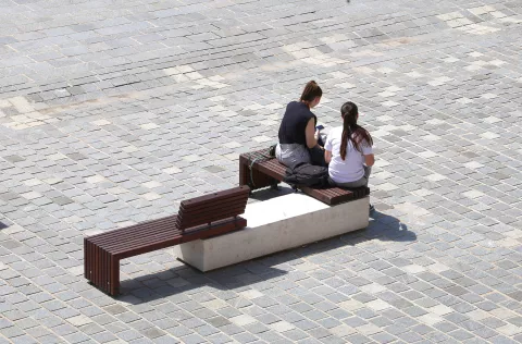 Osijek, 30. 04. 2025., Tvrđa, Trg sv. Trojstva, studenti, učenici, ljudi, šetnja, toplo vrijeme, sunčano, slobodnjak, slobodnjaciSNIMIO BRUNO JOBST