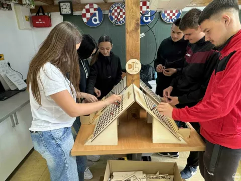 VINKOVCIU holu vinkovačke Drvodjelske tehničke škole otvoren je sajam STEM avantura u svijetu drva i tehnologije, koji se provodi u okviru projekta Wood4STEM 2 radi popularizacije STEM područja - svibanj 2025.