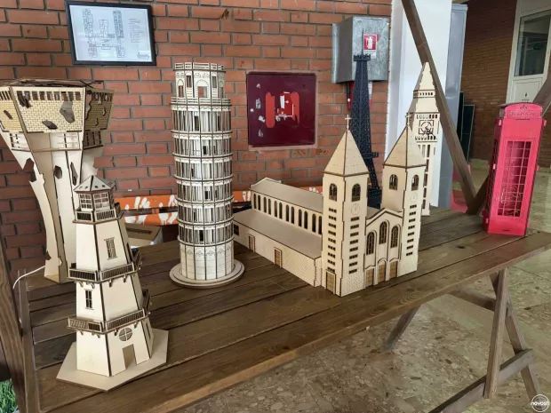 VINKOVCIU holu vinkovačke Drvodjelske tehničke &scaron;kole otvoren je sajam STEM avantura u svijetu drva i tehnologije, koji se provodi u okviru projekta Wood4STEM 2 radi popularizacije STEM područja - svibanj 2025.