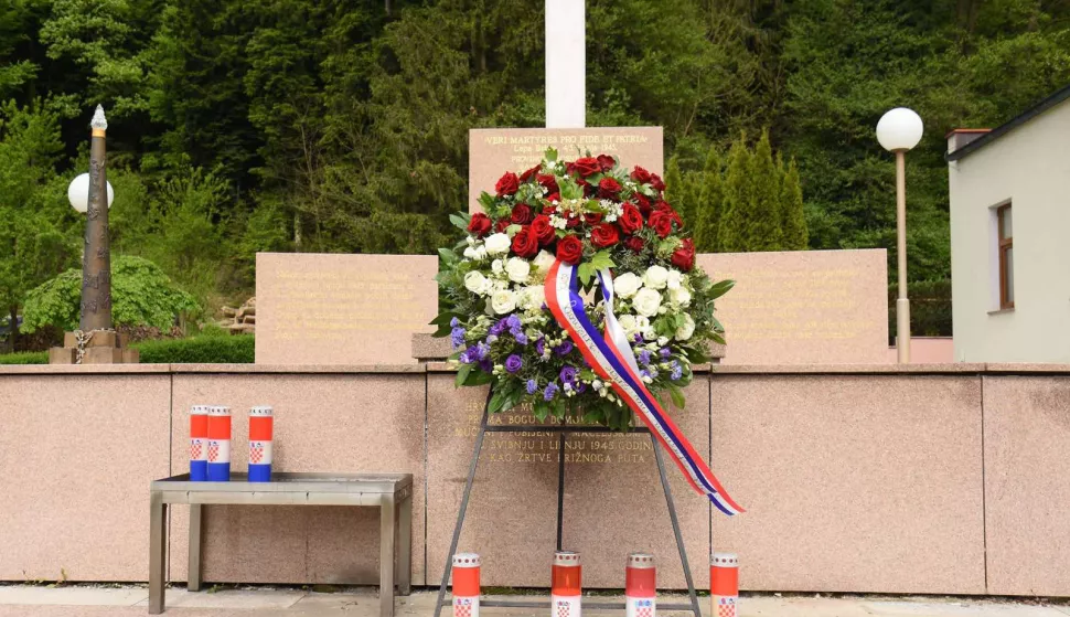 Macelj, 14.05.2021 - Obiljeavajući 76. obljetnicu Krinog puta, predsjednik Vlade Andrej Plenković poloio je vijenac i zapalio svijeću pred zajedničkom grobnicom pokraj Spomen-crkve Muke Isusove u Maclju. foto HINA/ Vlada RH/ ik