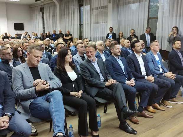 Predsjednik Hrvatskog sabora Gordan Jandroković u utorak je u Osijeku sudjelovao na predizbornom skupu HDZ-a i partnera dajući potporu kandidatima za gradonačelnika Osijeka i županicu Osječko-baranjske županije Ivanu Radiću i Nata&scaron;i Trami&scaron;ak