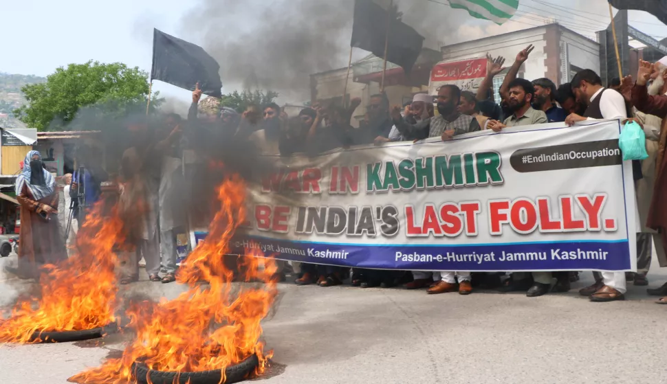 epa12074857 Supporters of the Pasban-e-hurriyat Jammu Kashmir shout anti-India slogans during a rally in Muzaffarabad, Pakistani-administered Kashmir, Pakistan, 05 May 2025. Pakistan's Defense Minister Khawaja Asif has issued a stern warning to India against any attempts to block or divert water under the Indus Waters Treaty, labeling such actions as 'acts of aggression' that would provoke a strong military response from Pakistan, after India decided to suspend the treaty in retaliation for alleged Pakistani support of 'cross-border terrorism'. EPA/AMIRUDDIN MUGHAL