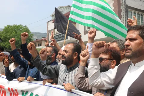epa12074864 Supporters of the Pasban-e-hurriyat Jammu Kashmir shout anti-India slogans during a rally in Muzaffarabad, Pakistani-administered Kashmir, Pakistan, 05 May 2025. Pakistan's Defense Minister Khawaja Asif has issued a stern warning to India against any attempts to block or divert water under the Indus Waters Treaty, labeling such actions as 'acts of aggression' that would provoke a strong military response from Pakistan, after India decided to suspend the treaty in retaliation for alleged Pakistani support of 'cross-border terrorism'. EPA/AMIRUDDIN MUGHAL