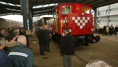 Slavonski Brod, 22.02.2019. - Svečanost primopredaje manevarske lokomotive HŽ Cargu u tvrtki Održavanje vagona d.o.o u Slavonskom Brodu. Primopredajni ugovor potpisali su Boris Gobac, predsjednik uprave OV Održavanje vagona d.o.o. i Gordan Žurga, predsjednik uprave HŽ Cargo d.o.o.foto HINA/ ml
