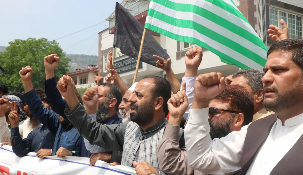 epa12074864 Supporters of the Pasban-e-hurriyat Jammu Kashmir shout anti-India slogans during a rally in Muzaffarabad, Pakistani-administered Kashmir, Pakistan, 05 May 2025. Pakistan's Defense Minister Khawaja Asif has issued a stern warning to India against any attempts to block or divert water under the Indus Waters Treaty, labeling such actions as 'acts of aggression' that would provoke a strong military response from Pakistan, after India decided to suspend the treaty in retaliation for alleged Pakistani support of 'cross-border terrorism'. EPA/AMIRUDDIN MUGHAL