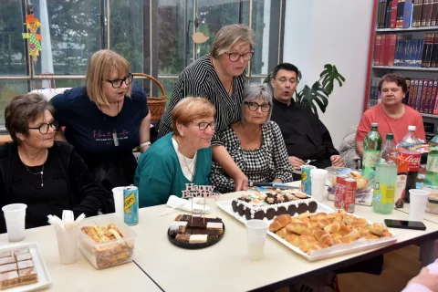 BELIŠĆEProslavljen je drugi rođendan Štrikeraja čitaonica Belišće "Tu i tamo". SVIBANJ 2015.