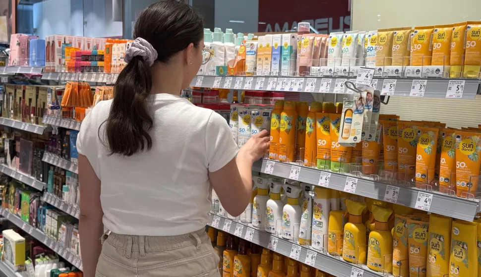 Osijek, 02. 05. 2025., krema za sunčanje; trgovina; kupovina; police; preparati za sunčanje; slobodnjak; njega tijela; sunčanje; opekotine; sunce; slobodnjaciSNIMIO BRUNO JOBST