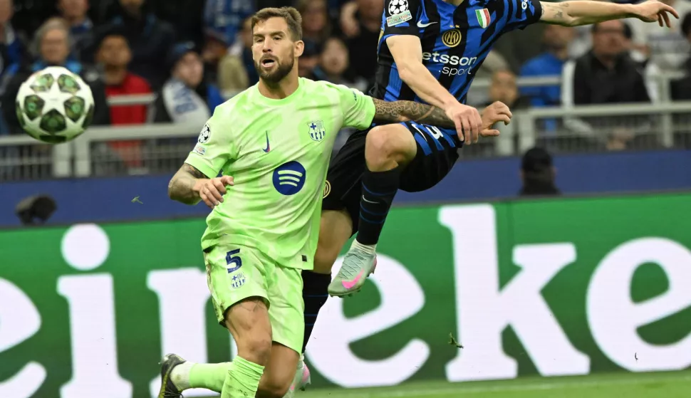 epa12078680 FC Inter's Nicolo Barella (R) in action against FC Barcelona's Inigo Martinez during the UEFA Champions League semifinal 2nd leg soccer match between Inter Milan and FC Barcelona, in Milan, Italy, 06 May 2025. EPA/DANIEL DAL ZENNARO