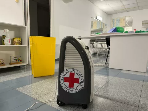 Ministrica zdravstva Irena Hrstić posjetila je danas popodne Opću županijsku bolnicu Vinkovci, vezano uz sanaciju štete nastale prilikom olujnog nevremena koje je u ponedjeljak pogodilo olujno nevrijeme s jakom kišom koje je načinilo štete i na nekim odjelima.