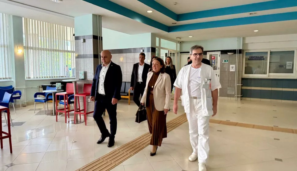 Ministrica zdravstva Irena Hrstić posjetila je danas popodne Opću županijsku bolnicu Vinkovci, vezano uz sanaciju štete nastale prilikom olujnog nevremena koje je u ponedjeljak pogodilo olujno nevrijeme s jakom kišom koje je načinilo štete i na nekim odjelima.
