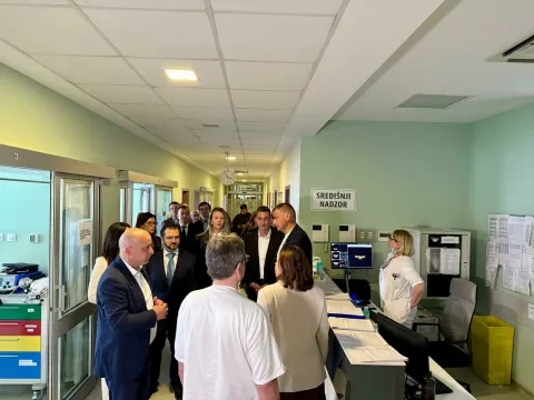 Ministrica zdravstva Irena Hrstić posjetila je danas popodne Opću županijsku bolnicu Vinkovci, vezano uz sanaciju štete nastale prilikom olujnog nevremena koje je u ponedjeljak pogodilo olujno nevrijeme s jakom kišom koje je načinilo štete i na nekim odjelima.