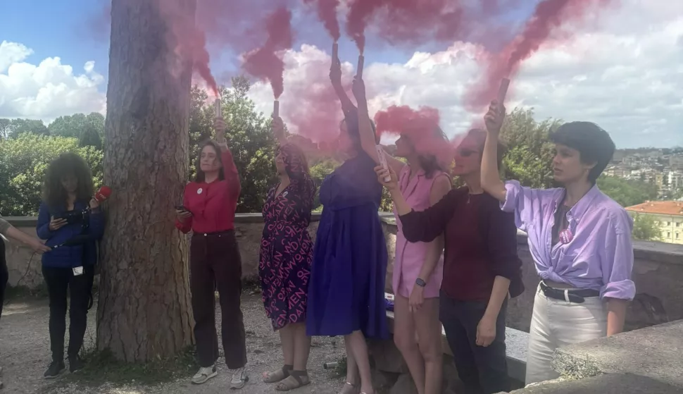 Članice katoličke ženske skupine zapalile su u srijedu ružičaste dimne baklje na brdu iza Vatikana u znak prosvjeda protiv nejednakosti spolova u Crkvi, nekoliko sati prije nego što su se kardinali okupili na konklavi u Sikstinskoj kapeli kako bi izabrali sljedećeg papu.