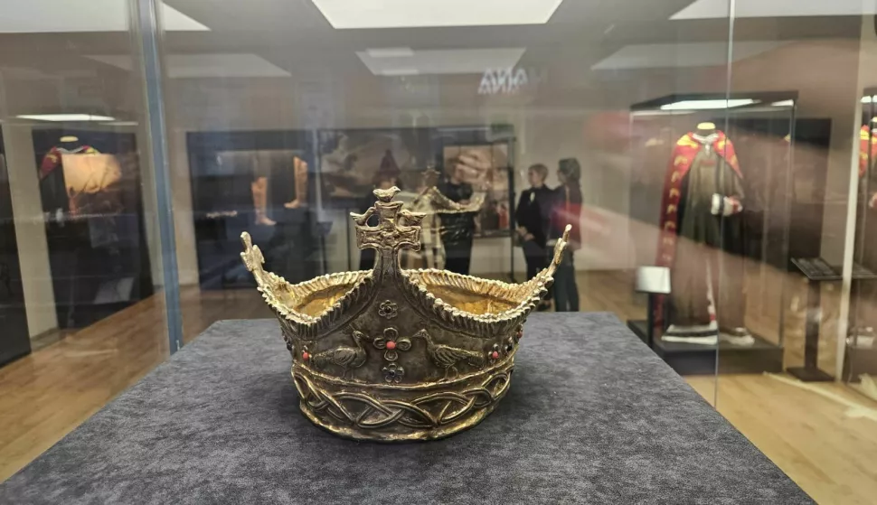 U povodu Dana grada Đakova, a u godini kada se obilježava 1100. obljetnica Hrvatskog Kraljevstva, u Kući Reichsmann u srijedu je otvorena impresivna, vrlo vrijedna izložba "Duvno polje - - kraljevsko prijestolje: Suvremena interpretacija predaje o krunidbi kralja Tomislava".