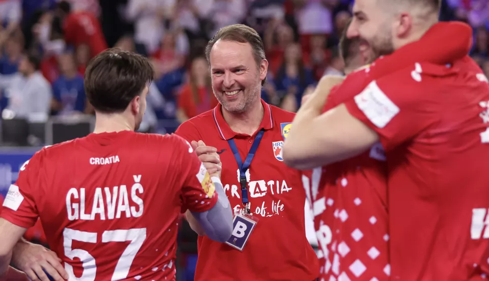 Zagreb, 30.01.2025 - Polufinalni susret Svjetskog prvenstva rukometaša: Hrvatska - Francuska. Na slici hrvatski igrači slave pobjedu i plasman u finale Svjetskog rukometnog prvenstva, izbornik hrvatske reprezentacije Dagur Sigurdsson.foto HINA/ Damir SENČAR/ ds