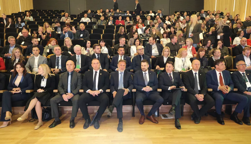 Osijek, 07. 05. 2025., KC, Koncertna dvorana Franjo Krežma, FOODCOOLTOUR, konferencija o sigurnosti hrane i održivosti proizvodnje, konferencija, panel rasprave, Nataša Tramišak; Marijana Petir; David Vlajčić; Gordan Jandroković; Ivan radić; Krunoslav Karalić; Josip Miletić; Dragan KovačevićSNIMIO BRUNO JOBST