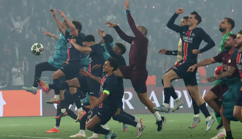 epa12082109 Players of PSG celebrate after winning the UEFA Champions League semi-finals 2nd leg soccer match between Paris Saint-Germain and Arsenal FC, in Paris, France, 07 May 2025. PSG won 2-1. EPA/MOHAMMED BADRA