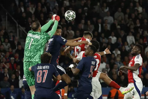 epa12082013 PSG goalkeeper Gianluigi Donnarumma (L) in action during the UEFA Champions League semi-finals 2nd leg soccer match between Paris Saint-Germain and Arsenal FC, in Paris, France, 07 May 2025. EPA/YOAN VALAT