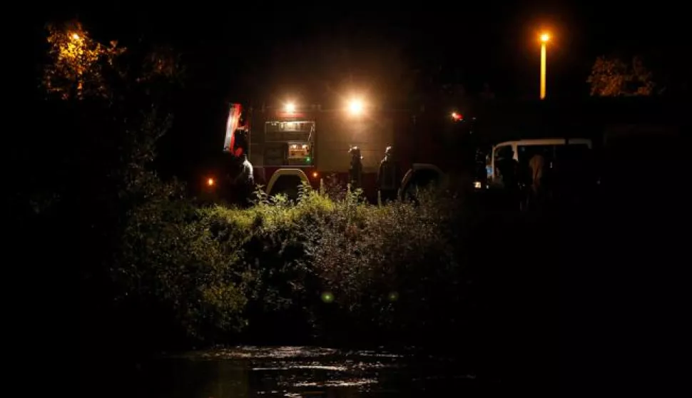 26.08.2014., Zagreb - Kod mosta Slobode, policija, vatrogasci i GSS pretrazuju Savu zbog dojave da je automobil sletio u rijeku. Photo: Goran Stanzl/PIXSELL