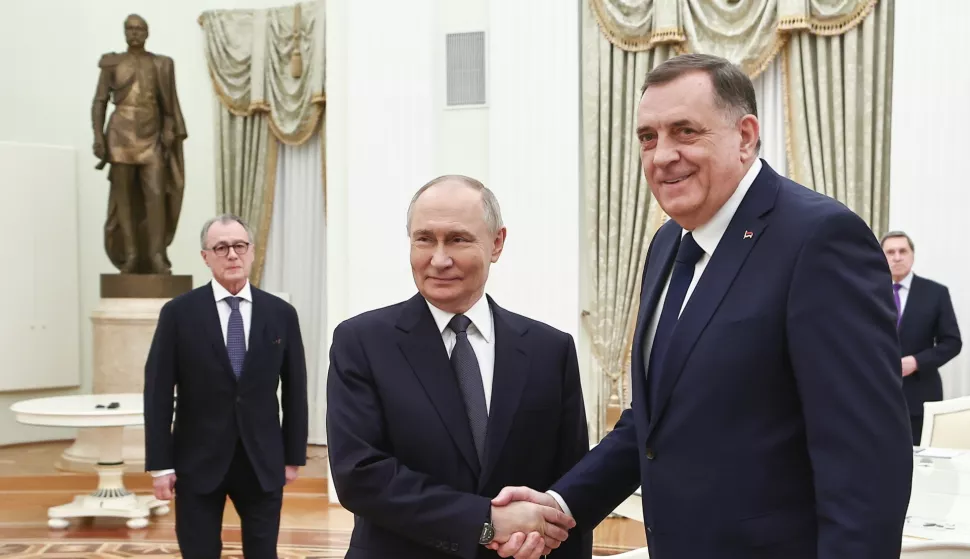 epa12003579 Russian President Vladimir Putin (C) shakes hands with Bosnian Serb leader Milorad Dodik (R) upon their meeting at the Kremlin in Moscow, Russia, 01 April 2025. Dodik arrived in the Russian capital despite an international arrest warrant issued against him. EPA/MIKHAIL TERESHCHENKO/SPUTNIK/KREMLIN POOL MANDATORY CREDIT