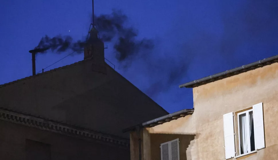 epaselect epa12081813 Black smoke comes out of the chimney on the roof of the Sistine Chapel on the first day of the conclave to elect a new pope in Vatican City, 07 May 2025. EPA/FABIO FRUSTACI