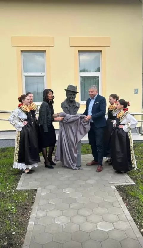 Otkrivanje biste Đuki Galovićufoto: Knjižnica Drenovci