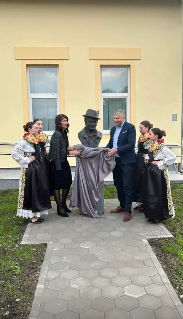 Otkrivanje biste Đuki Galovićufoto: Knjižnica Drenovci