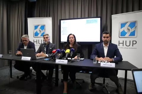 Zagreb, 08.05.2025 - Hrvatska udruga poslodavaca (HUP), uoči najavljenog prosvjeda u sektoru obrazovanja održala je konferenciju za novinare na kojoj su predstavnici poslodavaca i sindikata govorili o stanju u sektoru i nužnoj potrebi reforme strukovnog obrazovanja, kao i razlozima zašto je važno da Vlada i resorno Ministarstvo na tome ustraju. Na fotografiji (L-D), Siniša Kosić, Mislav Balković, Irena Weber, Sergio Galošić.foto HINA/ Denis CERIĆ /dc