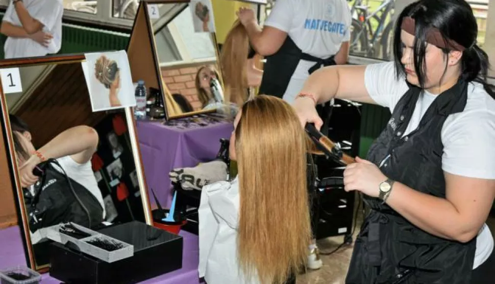 mozaik...vinkovci...08.03.2023.srednja strukovna skola vinkovci; istovremeno odrzano cetiri regionalna natjecanja ucenika frizera, a u vinkovcima odrzano natjecanje za regiju slavonija; prvoplasirani ucenik iz svake regije direktno ide na drzavno natjecanje;foto Gordan Panić