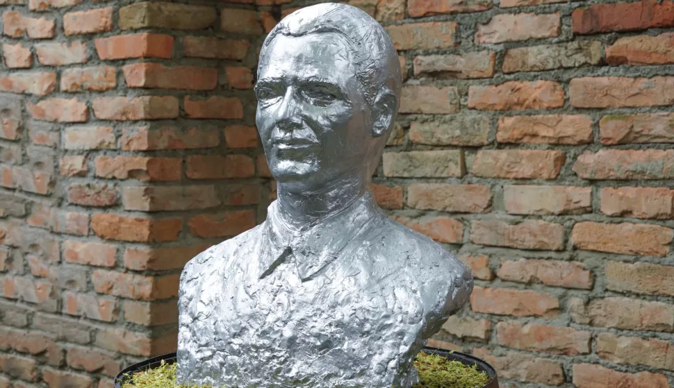 skulptura Vlade Divljana, koju je izradio Boris Leiner