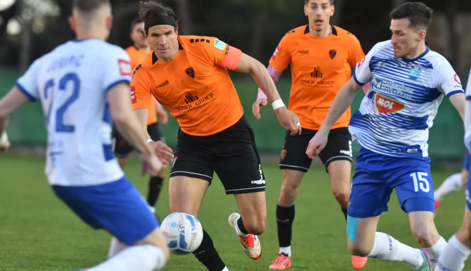 06.04.2025., Stadion Subicevac, Sibenik - SuperSport HNL, 28. kolo, HNK Sibenik - NK Osijek. Ivan Santini i Jon Mersinaj. Photo: Hrvoje Jelavic/PIXSELL