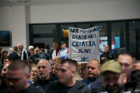 VINKOVCIU prepunom predvorju Gradske knjižnice i čitaonice u povodu 106. rođendana HNK Cibalia, nakon okupljanja navijača, Ultrasa, u središtu grada uz tradicionalnu pjesmu i bakljadu, predstavljen je dokumentarni film o povijesti klupskog grba autora Darka Stojanovića Stoje.svibanj 2025.