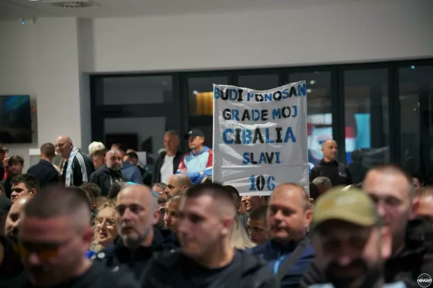 VINKOVCIU prepunom predvorju Gradske knjižnice i čitaonice u povodu 106. rođendana HNK Cibalia, nakon okupljanja navijača, Ultrasa, u sredi&scaron;tu grada uz tradicionalnu pjesmu i bakljadu, predstavljen je dokumentarni film o povijesti klupskog grba autora Darka Stojanovića Stoje.svibanj 2025.