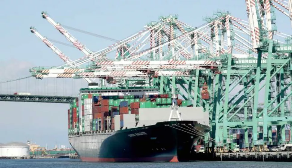 epa06625797 A ship unloads shipping containers at the Port of Los Angeles in San Pedro, California, USA, 23 February 2018. China is set to levy tariffs on a range of US goods in retaliation after US President Donald J. Trump announced plans to impose tariffs on more than 50 billion US dollar (40 billion Euros) worth of Chinese imports, sparking fears of a trade war. EPA/ANDREW GOMBERT