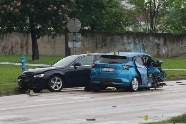 08.05.2025., Zupanja - Teska prometna nesreca u kojoj su sudjelovala tri osobna automobila na krizanju ulice J.J. Strossmayera i Secerana. Jedna osoba je smrtno stradala, ima i teze ozljedjenih. Policijski ocevid je u tijeku. Photo: Davor Javorovic/PIXSELL