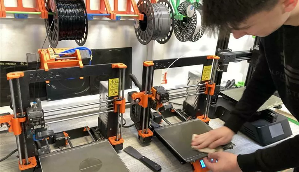 VINKOVCI - U vinkovačkoj Tehničkoj školi Ruđera Boškovića ne moraju se brinuti hoće li ispuniti upisne kvote jer ta škola ponajviše privlači mladež koju zanimaju suvremene tehnologije. Tako učenici 2.b razreda na nastavnom satu Računalstva u sklopu preventivnog programa "Društvene igre za bolje promjene", koji financira Ministarstvo znanosti, obrazovanja i mladih, ulaze u svijet 3D modeliranja i printanja. Kroz praktičan rad, svatko je imao priliku izraditi vlastiti privjesak ili šahovsku figuru.VELJAČA 2025.