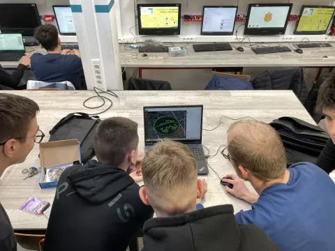 VINKOVCI - U vinkovačkoj Tehničkoj školi Ruđera Boškovića ne moraju se brinuti hoće li ispuniti upisne kvote jer ta škola ponajviše privlači mladež koju zanimaju suvremene tehnologije. Tako učenici 2.b razreda na nastavnom satu Računalstva u sklopu preventivnog programa "Društvene igre za bolje promjene", koji financira Ministarstvo znanosti, obrazovanja i mladih, ulaze u svijet 3D modeliranja i printanja. Kroz praktičan rad, svatko je imao priliku izraditi vlastiti privjesak ili šahovsku figuru.VELJAČA 2025.