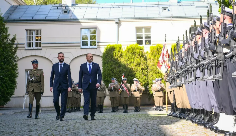 ZAGREB, 8. svibnja 2025. (Hina) - Hrvatski ministar obrane Ivan Anušić sastao se u četvrtak s poljskim kolegom Wladyslawom Kosiniak-Kamyszem u Varšavi, s kojim je dogovorio suradnju hrvatskih i poljskih obrambenih tvrtki, objavilo je ministarstvo obrane u priopćenju.