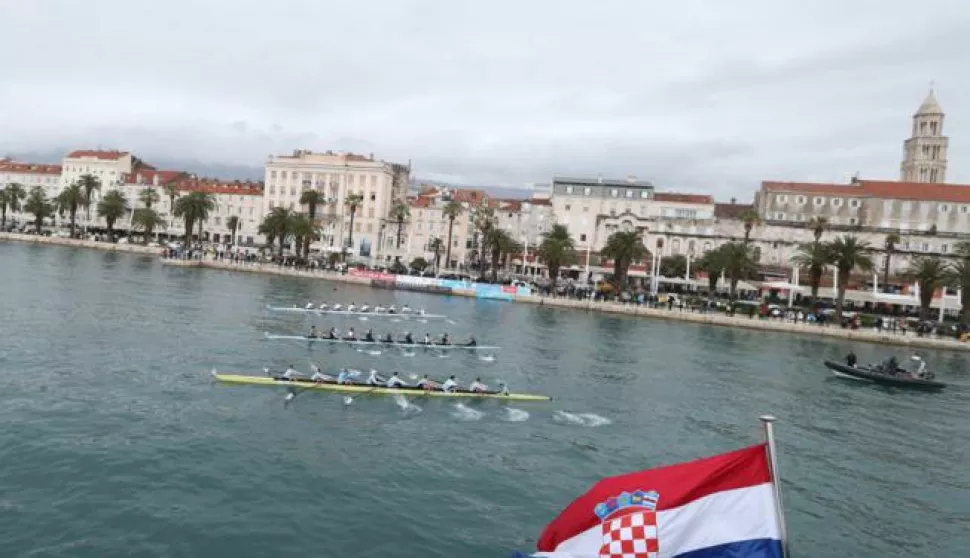 01.05.2016., Split - Posada Splita slavila je u 15. utrci legendi osmeraca na regati sv. Duje. Utrka legendi veslacki je spektakl u koejm se natjecu posade Oxforda, Cambridgea i Splita.Photo: Ivo Cagalj/PIXSELL------gn dva stupca color sport