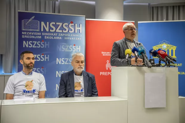 Zagreb, 8.5.2025 - Nezavisni sindikat zaposlenih u srednjim &scaron;kolama Hrvatske: Zrinko Turalija (S), Nezavisni sindikat znanosti i visokog obrazovanja: Matija Kroflin (L), &Scaron;kolski sindikat Preporod: Željko Stipić (D) održali su konferenciju za medije s temom nove opstrukcije prosvjeda od strane Vlade RH i ažurirane informacije o prosvjedu na Trgu bana Josipa Jelačića.Foto Hina/ Dario GRZELJ/ dag