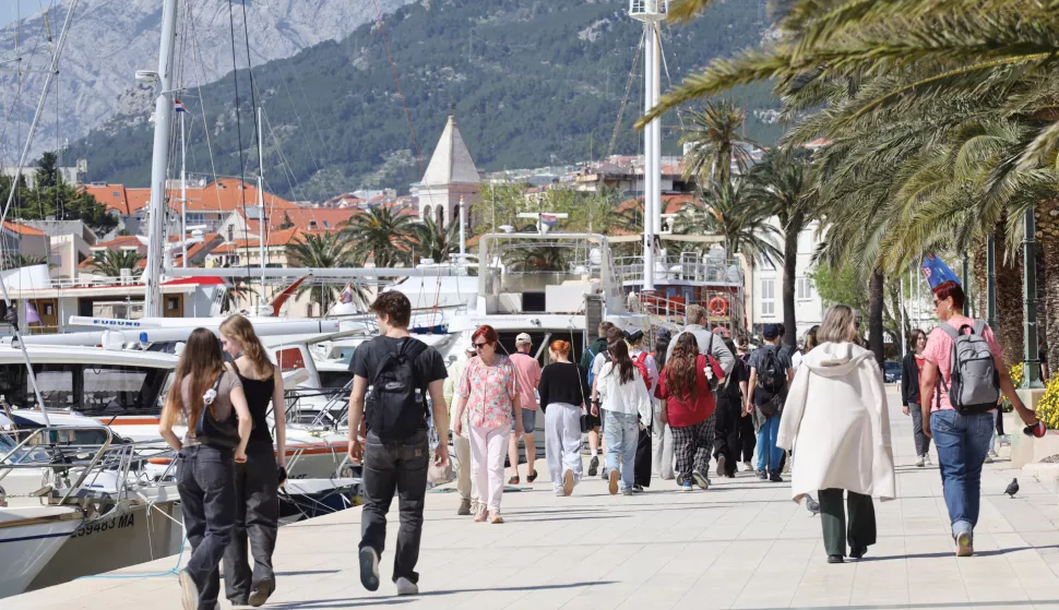 Makarska, 13.04.2025 - Turisti u Makarskoj. foto HINA/ Jure DIVI?/ ik