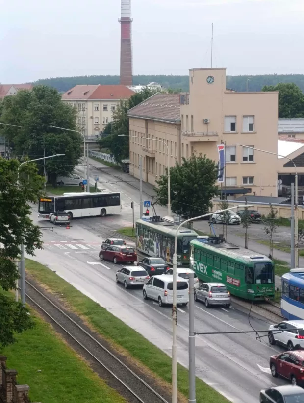 U autubus osječko GPP-a zabi se automobil kod zgrade HEP-a