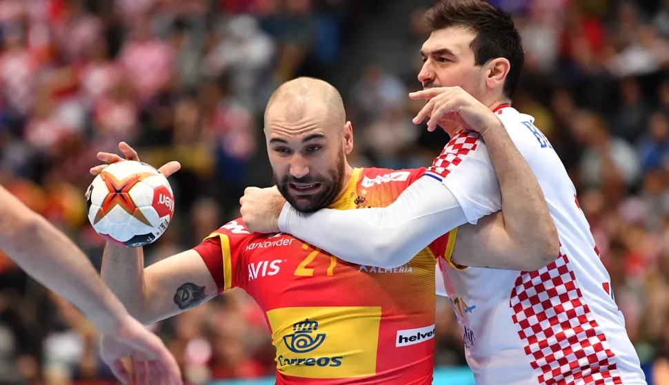 epa07294439 Joan Canellas (L) of Spain in action against Alen Blazevic of Croatia during the match between Spain and Croatia at the IHF Men's Handball World Championship in Munich, Germany, 17 January 2019. EPA/LUKAS BARTH-TUTTAS