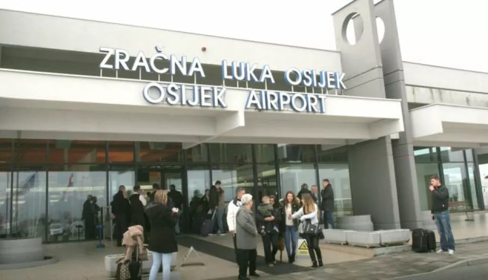 OSIJEK, 30. 03. 2015, ZRAČNA LUKA OSIJEK, DOLAZAK PRVOG AVIONA IZ LONDONA, ZRAČNA LUKA OSIJEK. OSIJEK AIRPORT. RYANAIR...snimio GOJKO MITIĆ