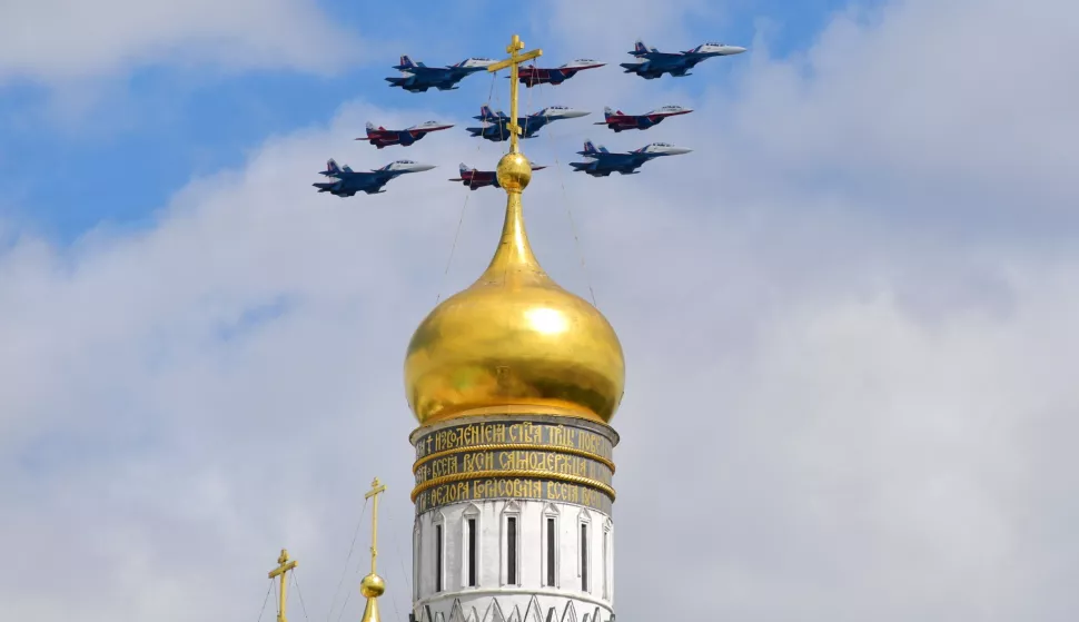 epa12085615 A handout photo made available by Photo host Agency RIA Novosti shows Russian military jets flying during the Victory Day military parade, marking the 80th anniversary of victory in the Great Patriotic War, on the Red Square in Moscow, Russia, 09 May 2025. Russia marks the 80th anniversary of the victory in World War II over Nazi Germany and its allies. The Soviet Union lost 27 million people in the war. EPA/Pavel Lisitsin/HOST PHOTO AGENCY RIA NOVOSTI/HANDOUT HANDOUT EDITORIAL USE ONLY/NO SALES