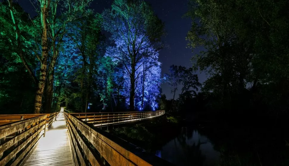 Nova drvena šetnica izgrađena u vukovarskoj park šumi Adica ima rasvjetu koja joj noću daje poseban izgled