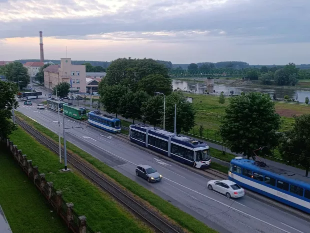 Nesreća koja je zaustavila tramvaje: Pro&scaron;la automobilom kroz crveno i zabila se u bus
