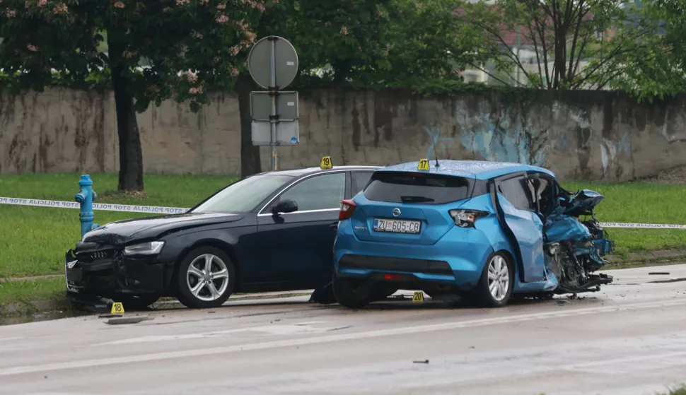 08.05.2025., Zupanja - Teska prometna nesreca u kojoj su sudjelovala tri osobna automobila na krizanju ulice J.J. Strossmayera i Secerana. Jedna osoba je smrtno stradala, ima i teze ozljedjenih. Policijski ocevid je u tijeku. Photo: Davor Javorovic/PIXSELL