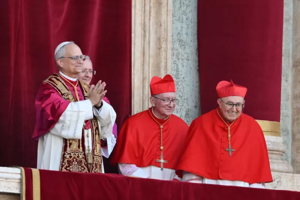 epa12084503 Newly elected Pope Leo XIV, Cardinal Robert Francis Prevost from the USA, greets faithfuls from the central loggia of Saint Peter's Basilica, Vatican City, 08 May 2025. EPA/ALESSANDRO DI MEO